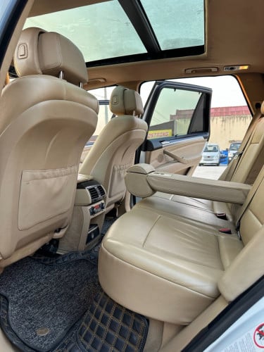 2009年宝马X5.     V6.      3000CC发动机
