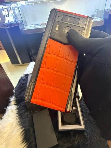 MetaVertu 2 alligator