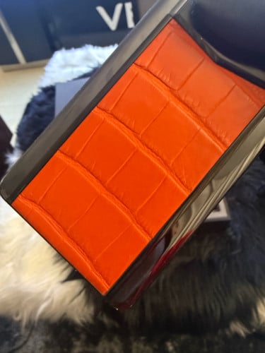 MetaVertu 2 alligator