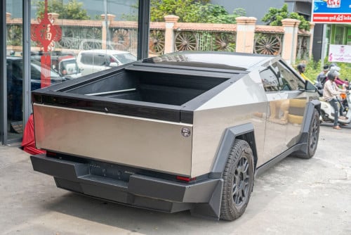 Tesla Cyber Truck / Gold 2024 ក្រដាស់ពន្ធ
