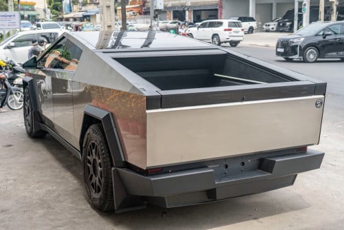 Tesla Cyber Truck / Gold 2024 ក្រដាស់ពន្ធ