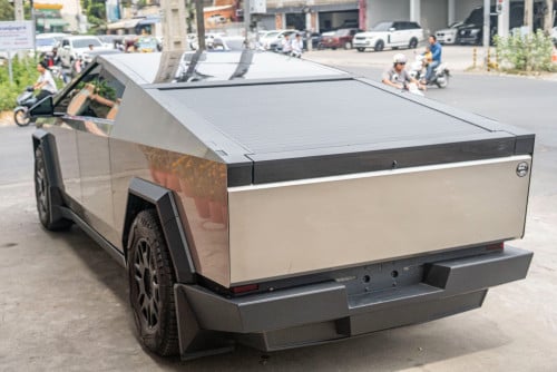 Tesla Cyber Truck / Gold 2024 ក្រដាស់ពន្ធ