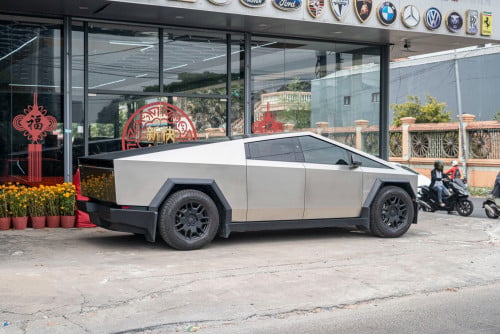 Tesla Cyber Truck / Gold 2024 ក្រដាស់ពន្ធ