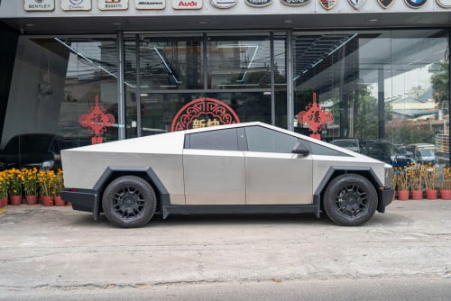 Tesla Cyber Truck / Gold 2024 ក្រដាស់ពន្ធ