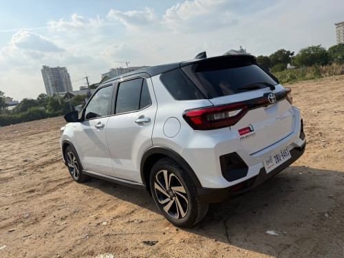Toyota Raize 2023 ម្ខាស់ដើមទី១ទិញខ្លាញ់គោ គីឡូ១ម៉ឺនជាងគីឡូទេ ថ្មីណាស់ទឹកថ្នាំស៊្រីន១ជុំ