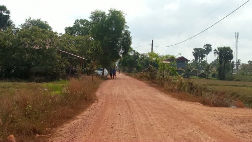 ដីខ្នាតឃ្លាំងលក់បន្ទាន់ជាប់ផ្លូវគ្រួសក្រហម គម្រោងចាក់បេតុង