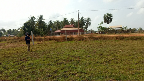 ដីខ្នាតឃ្លាំងលក់បន្ទាន់ជាប់ផ្លូវគ្រួសក្រហម គម្រោងចាក់បេតុង