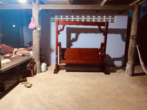 ទោងអង្គុយលេង