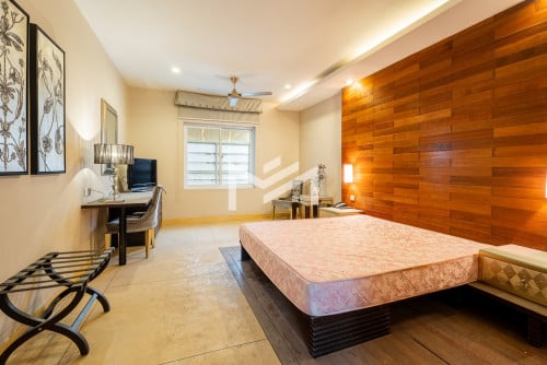 សណ្ឋាគារសម្រាប់លក់-12-Room Hotel For Sale Near Night Market