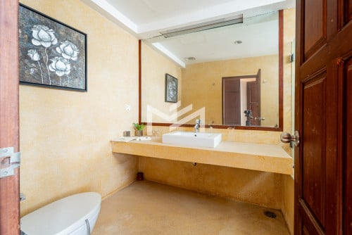 សណ្ឋាគារសម្រាប់លក់-12-Room Hotel For Sale Near Night Market