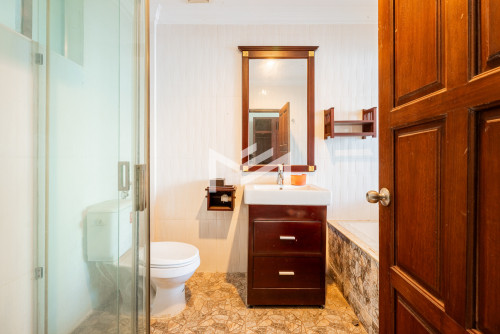 សណ្ឋាគារសម្រាប់លក់-12-Room Hotel For Sale Near Night Market