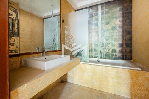 សណ្ឋាគារសម្រាប់លក់-12-Room Hotel For Sale Near Night Market
