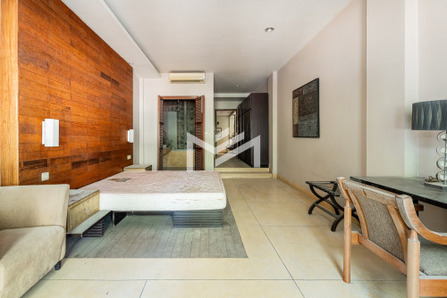 សណ្ឋាគារសម្រាប់លក់-12-Room Hotel For Sale Near Night Market