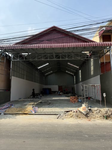 ឃ្លាំងសំរាប់ជួល ហើយ90%ទីតាំងផ្សាព្រៃទា • ទំហំ 10m x 27m=270m2 • ភ្លើង 32A • បន្ទប់ទឹក 1