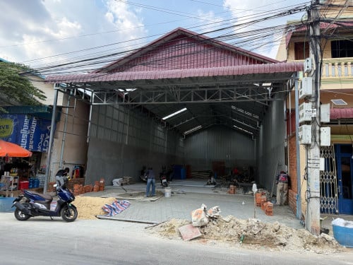 ឃ្លាំងសំរាប់ជួល ហើយ90%ទីតាំងផ្សាព្រៃទា • ទំហំ 10m x 27m=270m2 • ភ្លើង 32A • បន្ទប់ទឹក 1