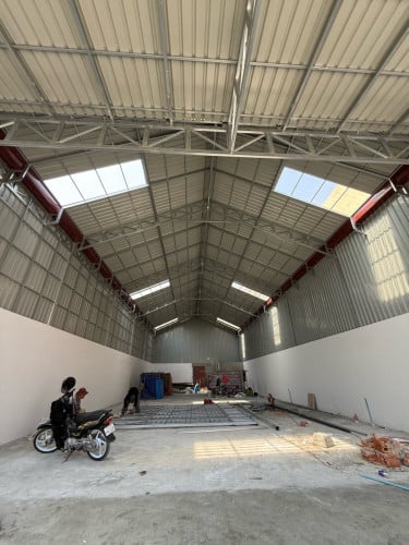 ឃ្លាំងសំរាប់ជួល ហើយ90%ទីតាំងផ្សាព្រៃទា • ទំហំ 10m x 27m=270m2 • ភ្លើង 32A • បន្ទប់ទឹក 1