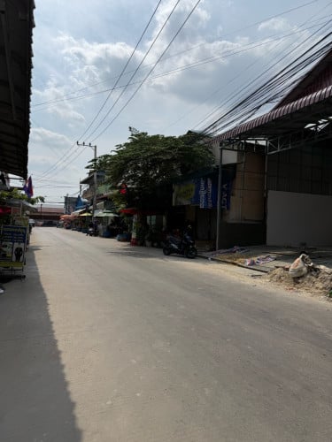 ឃ្លាំងសំរាប់ជួល ហើយ90%ទីតាំងផ្សាព្រៃទា • ទំហំ 10m x 27m=270m2 • ភ្លើង 32A • បន្ទប់ទឹក 1