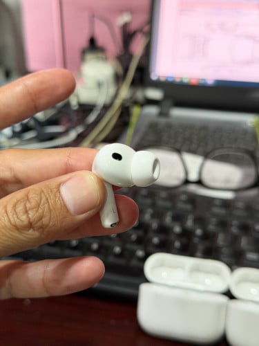 គ្រាប់កាស នឹង ប្រអប់កាស AirPod Pro 3