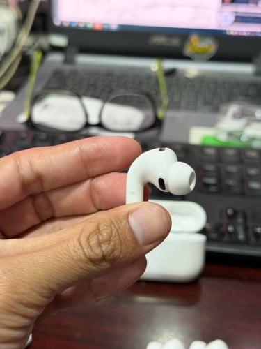 គ្រាប់កាស នឹង ប្រអប់កាស AirPod Pro 3