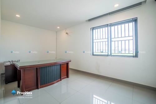 ផ្ទះអាជីវកម្មលក់បន្ទាន់ តម្លៃថោកក្រោមទីផ្សារ នៅក្នុង Borey Chip Mong 271