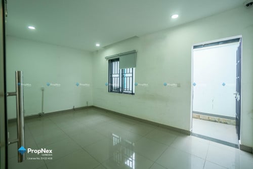 ផ្ទះអាជីវកម្មលក់បន្ទាន់ តម្លៃថោកក្រោមទីផ្សារ នៅក្នុង Borey Chip Mong 271
