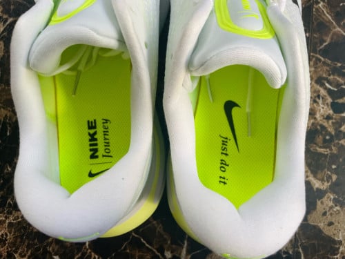 Nike Interact Run (Volt/White) - ស្បែកជើងហាត់ប្រាណថ្មីស្អាត. Size 44