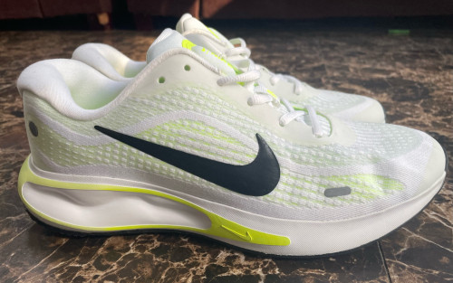 Nike Interact Run (Volt/White) - ស្បែកជើងហាត់ប្រាណថ្មីស្អាត. Size 44