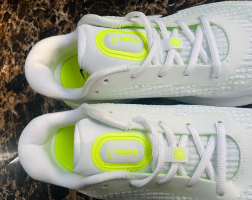 Nike Interact Run (Volt/White) - ស្បែកជើងហាត់ប្រាណថ្មីស្អាត. Size 44