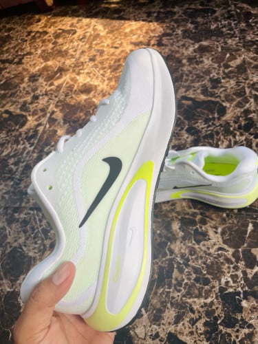 Nike Interact Run (Volt/White) - ស្បែកជើងហាត់ប្រាណថ្មីស្អាត. Size 44
