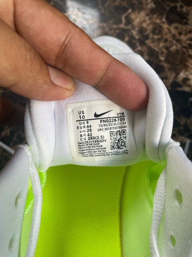Nike Interact Run (Volt/White) - ស្បែកជើងហាត់ប្រាណថ្មីស្អាត. Size 44