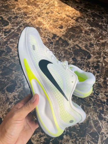 Nike Interact Run (Volt/White) - ស្បែកជើងហាត់ប្រាណថ្មីស្អាត. Size 44