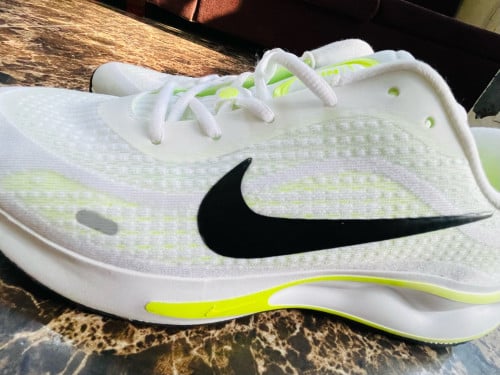 Nike Interact Run (Volt/White) - ស្បែកជើងហាត់ប្រាណថ្មីស្អាត. Size 44