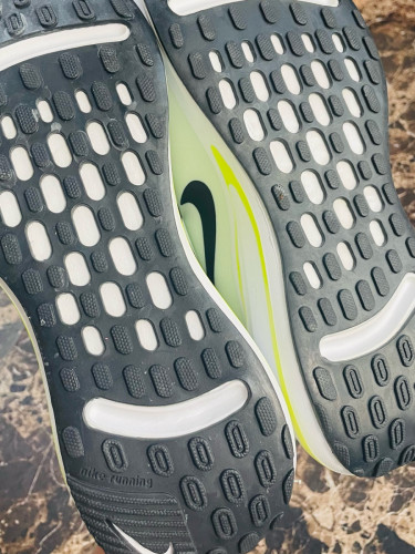 Nike Interact Run (Volt/White) - ស្បែកជើងហាត់ប្រាណថ្មីស្អាត. Size 44