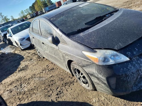 Prius 2015 Option 4 JBL ឡានមកតាមផ្លូវ