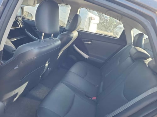 Prius 2015 Option 4 JBL ឡានមកតាមផ្លូវ