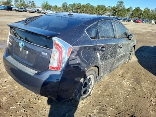 Prius 2015 Option 4 JBL ឡានមកតាមផ្លូវ