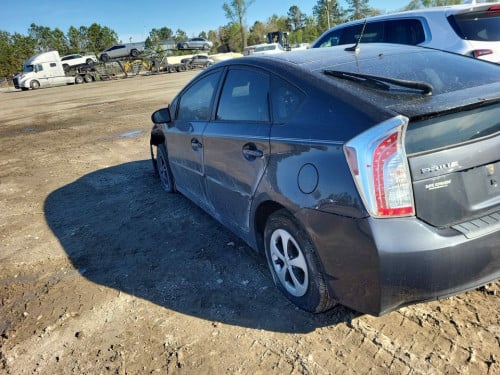 Prius 2015 Option 4 JBL ឡានមកតាមផ្លូវ