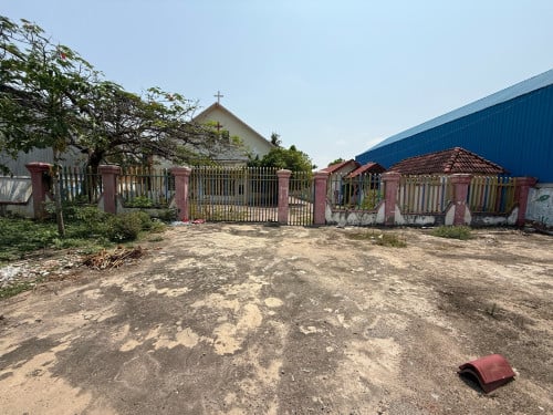 ដីអាជីវកម្មលក់នៅជិតសាលាសង្កាត់ក្រាំងធ្នង់