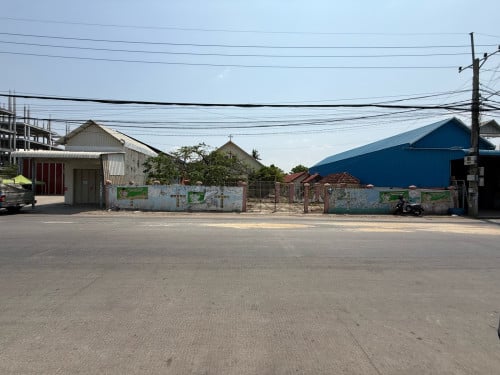 ដីអាជីវកម្មលក់នៅជិតសាលាសង្កាត់ក្រាំងធ្នង់