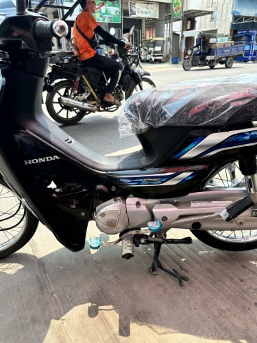 ម៉ូតូសង់016កាតស៊ីនចំ នៅពន្លឺសុវណ្ណក្រាំងធ្នង់