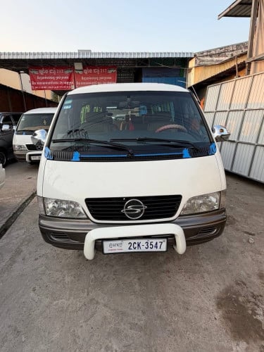 រថយន្ដសាំយ៉ុង  ឆ្នាំ 03 តម្លៃ 13.700$ តម្លៃចរចា ssangyong istana