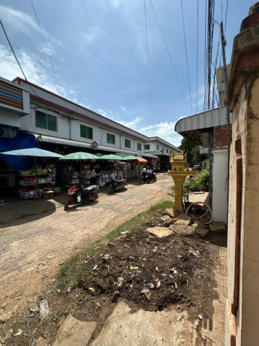 ផ្ទះលក់បន្ទាន់ ផ្ទះអាជីវកម្ម ទីកន្លែងប្រជុំជន ចំហៀងផ្សាធំមានជ័យ 100mពីវេទិការបន្ទាយមានជ័យ
