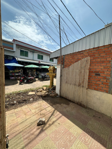 ផ្ទះលក់បន្ទាន់ ផ្ទះអាជីវកម្ម ទីកន្លែងប្រជុំជន ចំហៀងផ្សាធំមានជ័យ 100mពីវេទិការបន្ទាយមានជ័យ