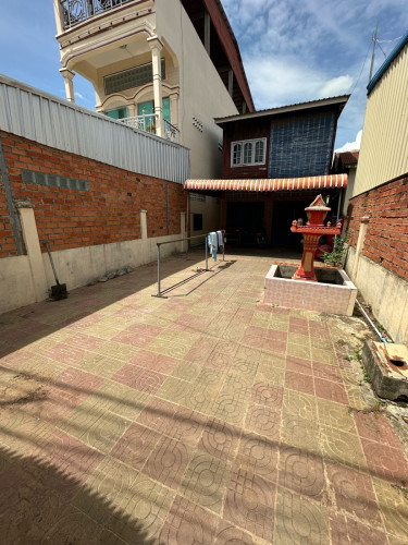 ផ្ទះលក់បន្ទាន់ ផ្ទះអាជីវកម្ម ទីកន្លែងប្រជុំជន ចំហៀងផ្សាធំមានជ័យ 100mពីវេទិការបន្ទាយមានជ័យ