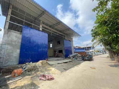 🔰ឃ្លាំងកំពុងសាងសង់ជួលនៅផ្លូវជាតិលេខ៣។