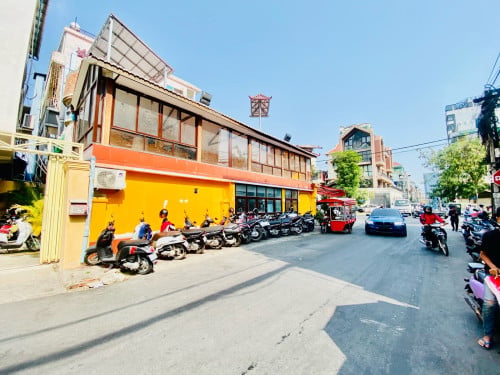 Coner Commercial Restaurant For Rent In 7Makara on Busy Road