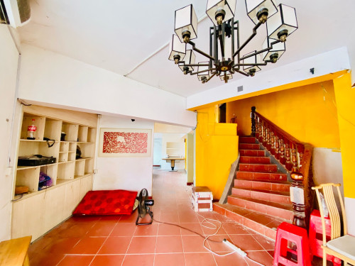 Coner Commercial Restaurant For Rent In 7Makara on Busy Road