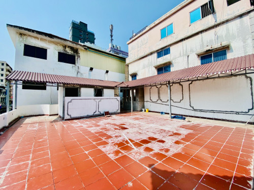 Coner Commercial Restaurant For Rent In 7Makara on Busy Road