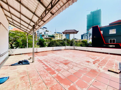 Coner Commercial Restaurant For Rent In 7Makara on Busy Road