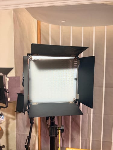 LED មានភ្លេីងដល់ទៅ7ពណ៌ភ្លឺច្បាស់ងាយស្រួលសម្រាប់ថតម៉ូតនិងវីដេអូ